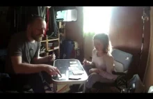 Ojciec z córką gra w karty. Oboje mają zespół Tourette’a