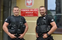 Policjanci uratowali człowieka!Bez namysłu wskoczyli do wody i wciągnęli tonąceg