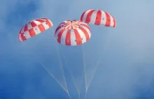 Statek kosmiczny NASA ląduje w oceanie (wideo)