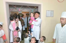 Kim Dzong Un 'uszczęśliwia' dzieci swoją wizytą w szpitalu