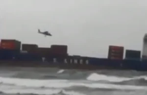 Helikopter rozbił się tuż obok kontenerowca (wideo)