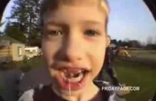Tata wyrywa zęba synowi za pomocą rakiety