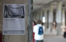 Zniszczone zdjęcia o uchodźcach w Krakowie, policja wyjaśnia sprawę