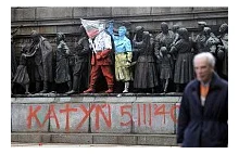 W Sofii pokryto dziś pomnik napisami, które upamiętniają polskie ofiary Katynia.