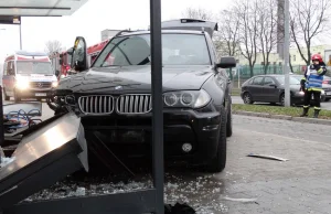 Nie żyje kobieta potrącona przez pijanego kierowcę bmw na przystanku