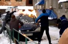 Rosja: strażacy i policja walą śnieżkami w lokatorów! W odpowiedzi leci…(WIDEO)