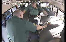 Policjanci łamią rękę 16 latkowi podczas próby usunięcia z autobusu szkolnego...