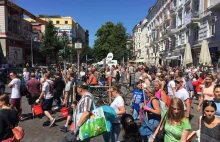 Mieszkańcy Hamburga sprzątają po lewackiej imprezie.