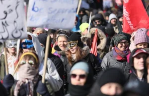 "Polska biała tylko zimą". Demonstracje przeciwko rasizmowi przeszły...