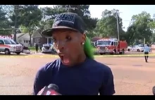 Rozemocjonowany zielonowłosy czarnoskóry homoseksualista opowiada o czymś
