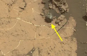 Łazik Curiosity znalazł ciekawy metalowy meteoryt na Marsie