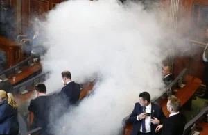 Opozycja rozpyliła gaz łzawiący w parlamencie