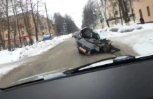 Pijany kierowca wydaje się nie zauważać, że był uczestnikiem poważnego wypadku.