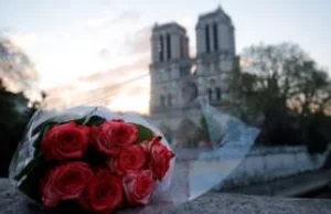 Zdjęcia z wnętrza spalonej katedry Notre Dame