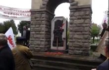Umorzono: manifestanci stanęli przed sądem za oblanie farbą sowieckiego pomnika.