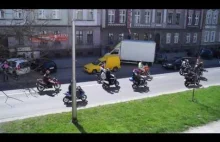 Przejazd motocykli przez ulice Zwycięstwa w Koszalinie