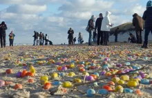 Tausende Überraschungseier am Strand angespült / Fotostrecken Der Norden /...