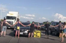 (część USA) wolno autami potrącać protestujących którzy celowo blokują drogi