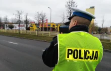 Policjanci nakładają mandaty za ostrzeganie światłami