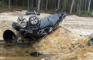 22-latek koziołkował BMW na S3. Auto rozpadło się na kawałki.