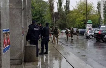Akcja policji w hali TS Wisły przy ulicy Reymonta w Krakowie. ZDJĘCIA,...