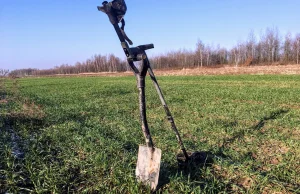 Dolnośląskie. Policja zatrzymała człowieka z wykrywaczem na polu