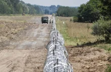 Drut kolczasty, siatka, patrole. Węgry budują na granicy z Serbią zaporę...