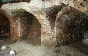 Odkopane piwnice ruin zabytkowego klasztoru atrakcją turystyczną