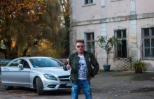 Krzysztof Rutkowski przypomina Ronaldo na tle Lamborghini