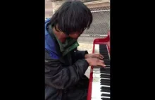 Bezdomny od 30 lat, prezentuje swoje umiejętności gry na fortepianie.