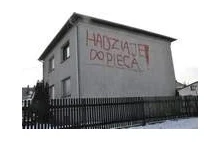 Olesno: Mieszkaniec Zębowic wymalował na swoim domu wulgarny napis
