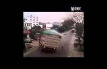 Mały chłopiec powoduje wypadek ciężarówki