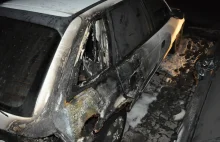 Nalewając paliwo poświecił zapalniczką – spłonęły 3 auta