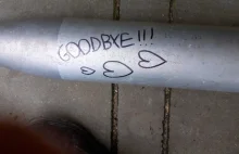 Pocisk rakietowy z napisem "Good bye" przed blokiem w Warszawie