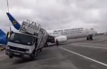 Na lotnisku Boryspol ukraiński samolot omal nie przewrócił ciężarówkę...