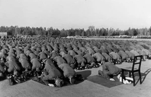 Czlonkowie muzulmanskiej 33 dywizji Waffen-SS modla sie podcza treningu.