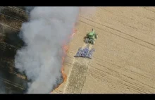 Farmer próbuje ratować przed ogniem pole sąsiada