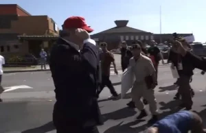 Zwolennik Trumpa w pojedynkę przebija się przez dziki tłum protestujących!...