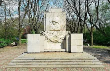 Lata mijają, a w Warszawie nadal stoi pomnik sowieckich oprawców
