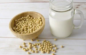 Mleko sojowe czy mleko krowie? Wpływ mlek roślinnych na zdrowie człowieka
