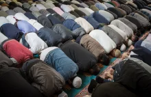 Dwulicowy imam z Glasgow - oficjalnie potępia terroryzm, prywatnie go popiera