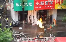Gaszenie butli z gazem w Chinach