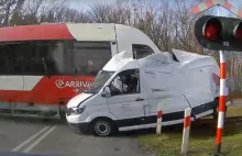 Pociąg uderzył w busa. Szokujące nagranie trafiło do sieci