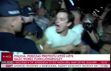 Zgraja rozwścieczonych meneli atakuje i lży spokojnie stojących policjantów.