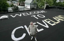 Tuż przy lotnisku w Milwaukee namalował na dachu "witamy w Cleveland"