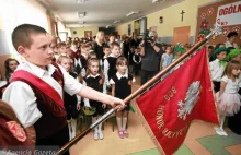 Politycy PiS: Baczność. Do hymnu! Tak należy zaczynać każdy tydzień nauki...