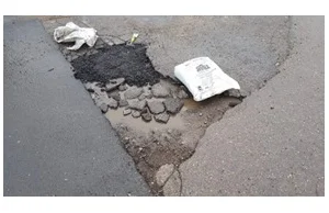Mieszkaniec sam kupił mieszankę asfaltową i załatał dziurę.