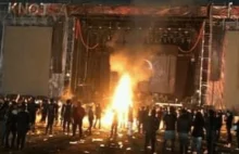 Koncert w Meksyku - wściekły tłum, zniszczone barierki i podpalona perkusja.