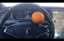 Pomarańcza zguby, czyli jak oszukać autopilota w Tesli podczas jazdy