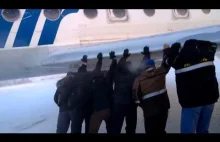 Pasażerowie pchają samolot - Takie rzeczy tylko w Rosji
